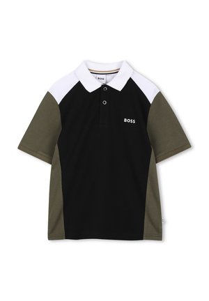 Polo de manga corta con parte delantera negra, mangas y laterales en verde oliva, hombros blancos, cuello blanco y logo BOSS en el pecho.