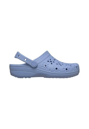 Zoccolo azzurro chiaro slip-on con fori di ventilazione a forma di fiore e cinturino posteriore regolabile.