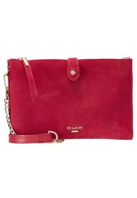 Punainen mokkanahkainen clutch-laukku, jossa on kultasuuntainen napitus, irrotettava ketjun olkahihna ja hienovarainen brändäys edessä. Suuriin tekstuuriin yhdistyy minimalistinen muotoilu.