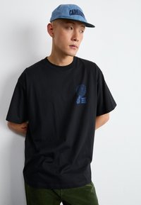 Carhartt WIP CHRYSANTHEMUM  - Camiseta estampada - black