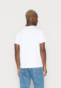 Levi's® GRAPHIC CREWNECK TEE - Camiseta estampada -  white
