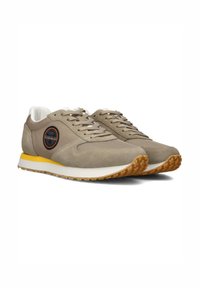 Zapatillas de ante gris claro con acentos en blanco y amarillo, con punta redonda, cordones en la parte delantera y suela de goma texturizada.