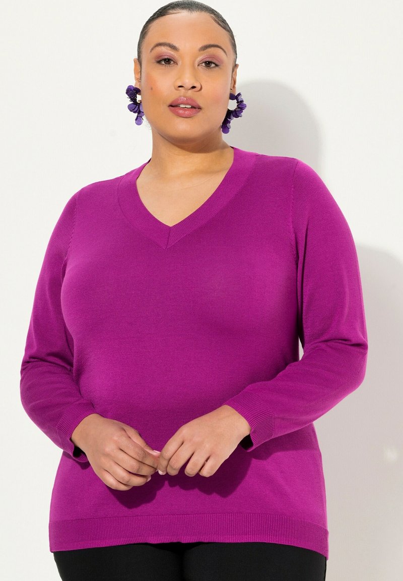 Fuchsia V-Neck-Pullover mit langen Ärmeln, gerippten Bündchen und Saum, aus weichem Strickmaterial gefertigt, mit einer glatten Textur und klassischer Passform.