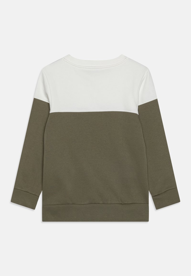 Sudadera bloqueada en color verde oliva y blanco, con mangas largas, cuello redondo y una textura suave. Puños ajustables en las mangas.