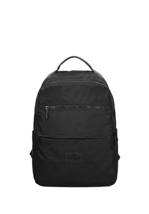 Schwarzer Stoffrucksack mit einem oberen Tragegriff, vorderer Reißverschlusstasche, Hauptfach mit Reißverschluss und einem kleinen rechteckigen Markenpatch an der unteren Vorderseite.