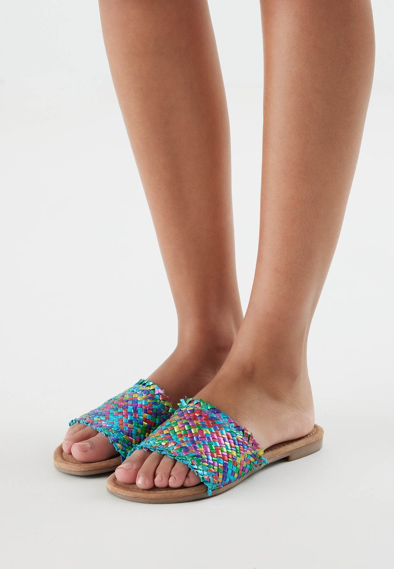 Geweven slipper sandaaltjes van synthetisch materiaal in blauw, roze en groen, met een platte tan kleurige zool en een open teen ontwerp.