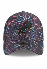 Schwarze Kappe mit einem bunten Spritzmuster und einem schwarzen Löwenlogo. Mit gebogenem Schirm und gestickten Details auf einer flexiblen Passform.