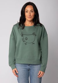Grüne Sweatshirt aus weichem Material mit lässiger Passform, das ein schwarzes Hühnergrafik und Schriftzugdetails auf der Vorderseite zeigt.