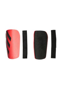 Espinilleras de fútbol rojas con superficie texturizada y detalles negros, acompañadas de dos correas negras para un ajuste seguro.