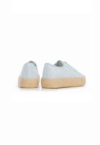 Sneakers azzurri chiari con tessuto testurizzato, dotati di una suola spessa in juta intrecciata e un delicato motivo floreale sulla parte superiore. Lacci e occhielli visibili.