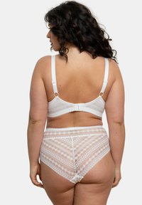 Soutien-gorge en dentelle blanche et culotte taille haute à motifs géométriques, dotés de bretelles ajustables et d'accents festonnés sur les bords.