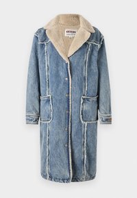 Manteau en denim avec col en fausse fourrure, présentant une texture déchirée, des manches longues, deux poches avant et une fermeture à boutons métalliques.