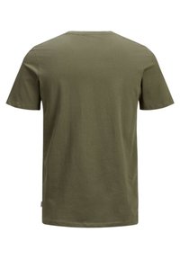 Oliven grøn bomulds t-shirt med rund halsudskæring og korte ærmer. Glat tekstur med et enkelt design og uden synlige mønstre.