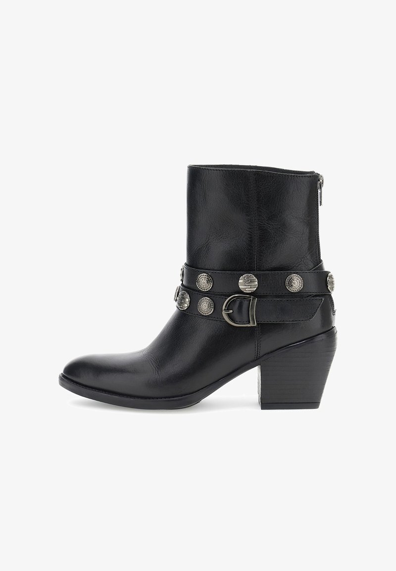 Botín de cuero negro hasta la mitad de la pantorrilla con tacón bloque apilado, correas decorativas con tachuelas plateadas, detalle de hebilla y cierre con cremallera lateral.