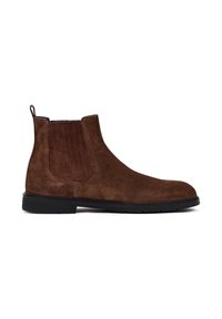 Stivali Chelsea in suede marrone con accenti a coste verticali sui lati, linguetta sul retro, suola in gomma nera e design della punta arrotondata.