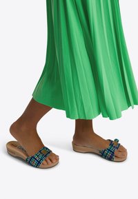 Rich & Royal MIT WEICHEM FALL - Veckad kjol - spring bouquet green