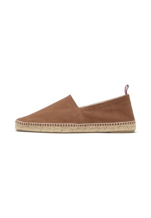 Espadrille en toile marron à enfiler avec semelle en jute tressé et languette rouge, blanche et bleue au talon, vue de côté extérieur.