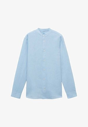 Svijetloplava košulja dugih rukava s mandarin ovratnikom, prednjim kopčanjem na gumbe i manžetama s jednim gumbom. Tkanina izgleda mekano i glatko.