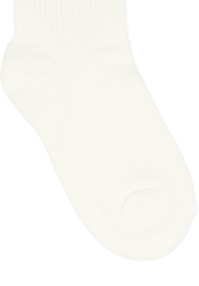 Biała skarpetka do kostki, z prążkowanym mankietem, gładką piętą i zaokrąglonym palcem, przedstawiona płasko na białym tle.