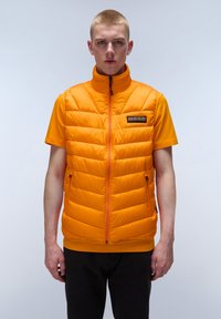 Pomarańczowa kamizelka puchowa z wysokim kołnierzem, pikowanym wzorem i zamkiem z przodu. Posiada boczne kieszenie oraz małą naszywkę z logo na piersi.