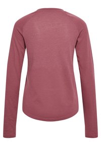 Pitkähiha pusero pölyruusussa, pyöreällä pääntiellä, sileällä pinnalla ja raglanhihalla, jossa alareunassa kaareva helma.