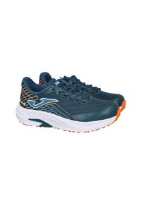 Zapatillas deportivas azules con parte superior de malla, acentos naranjas, entresuela blanca y suela texturizada, con un diseño de cordones y un logo.