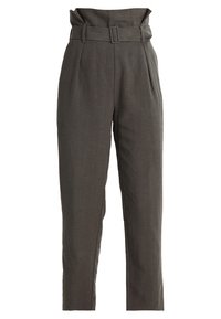 Spodnie tapered w ciemnoszarym kolorze z wysokim stanem, z pasującym paskiem z tkaniny i wszytymi detalami w przedniej części.