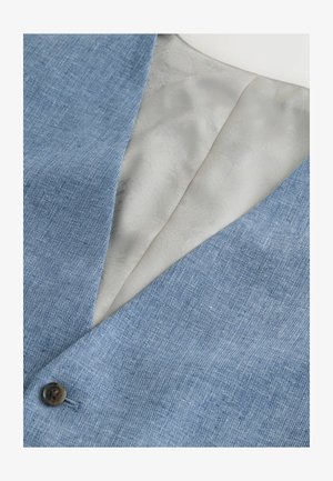 Svetlo modra telovnik z teksturirano tkanino, z kremno barvno satenasto podlogo in enim temnim gumbom spredaj.