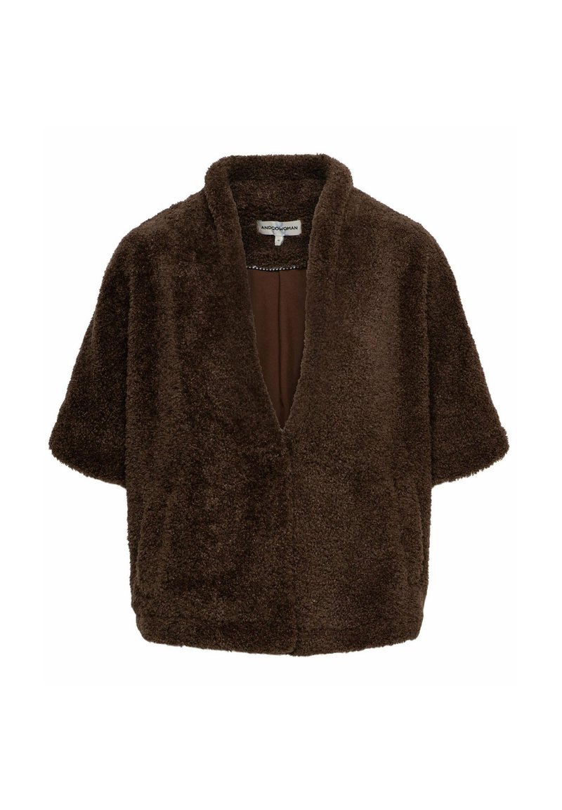 Bruine, fuzzy kortekleding met een sjalkraag, open voorkant en een zachte textuur. Heeft geen zichtbare sluitingen of patronen.