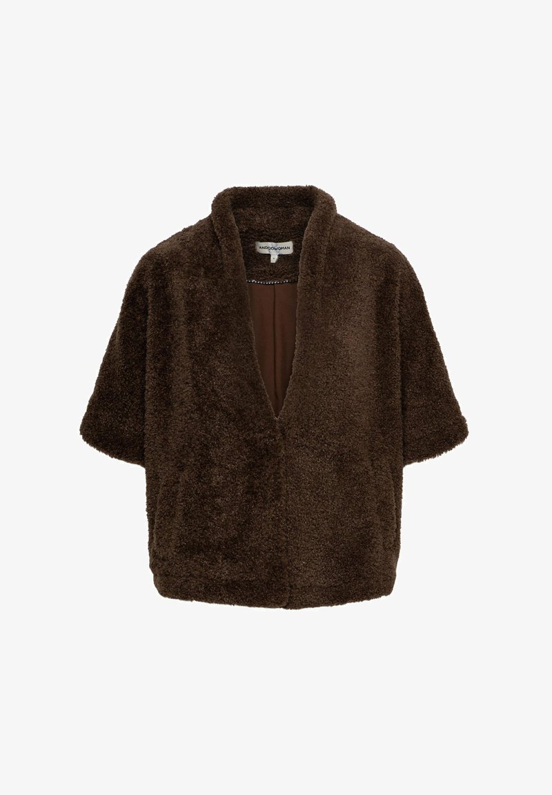 Bruine, fuzzy kortekleding met een sjalkraag, open voorkant en een zachte textuur. Heeft geen zichtbare sluitingen of patronen.