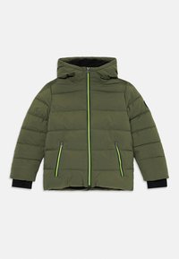 Giacca puffer verde oliva con cappuccio, dotata di zip a due vie, dettagli neri e motivo a righe orizzontali. Tasche laterali con zip.