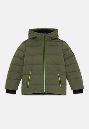 Chaqueta de plumas verde oliva con capucha, que cuenta con un cierre de doble sentido, detalles en negro y un patrón de acolchado horizontal. Bolsillos laterales con cremallera.