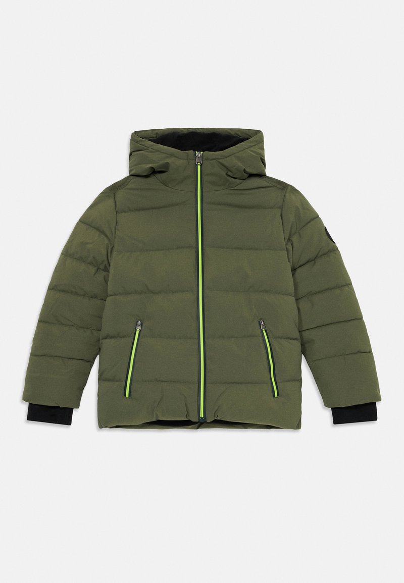 Giacca puffer verde oliva con cappuccio, dotata di zip a due vie, dettagli neri e motivo a righe orizzontali. Tasche laterali con zip.