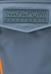 Sacchetto in tessuto blu con logo "NAPAPIJRI" in rilievo. Presenta un design piatto, bordi cuciti e una striscia verticale arancione.