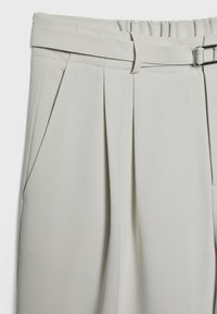Lichtgrijze broek met een geplooide voorkant, een elastische taille en een riem met een gesp. Soepele textuur zonder zichtbare patronen of hardwaredetails.