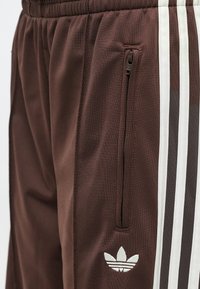 adidas Originals FIREBIRD LOOSE - Donji dijelovi trenirke - auburn/cream white