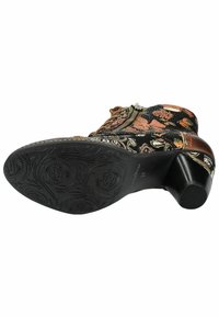 Stivaletto multicolore con tomaia in tessuto a fantasia floreale, dettagli in pelle marrone e suola in gomma nera testurizzata con un motivo decorativo.