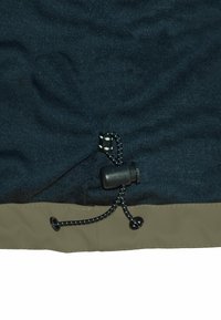 Dunkelblaues Gewebe mit glatter Textur, mit einem beigen Saum und einem schwarzen Kordelzug mit einem Versteller.