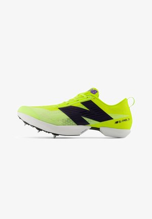 Leuchtend gelb-grüner New Balance Laufsportschuh mit schwarzem Logo, weißer Sohle und Metallspikes vorne und an der Ferse.