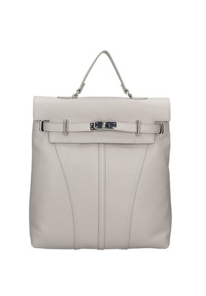 Borsa a mano in pelle grigio chiaro con manico superiore, chiusura a patta e fibbia e dettagli in metallo color argento.