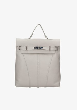 Sac à main en cuir gris clair avec une poignée supérieure, une fermeture à rabat et des détails de boucle et de quincaillerie en ton argenté.