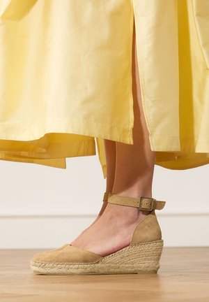 Manfield, Platform heels - beige