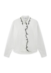 Camisa blanca de botones con mangas largas, que presenta un diseño con volantes negros en la parte delantera, hecha de una tela suave.