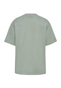 Kortärmad t-shirt i ljusgrön, tillverkad av mjukt bomullstyg. Har en rundad halsringning och rak fåll med minimala sömdetaljer.