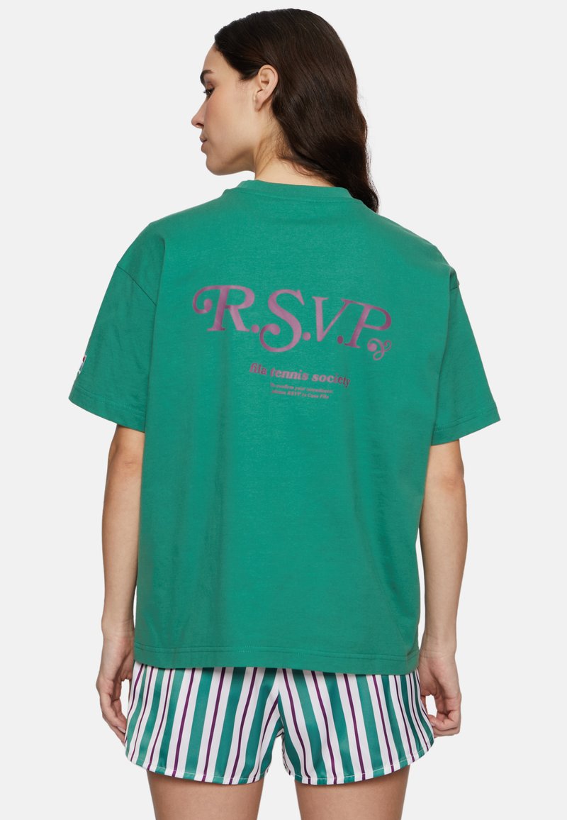Grøn oversized T-shirt i bomuld med "R.S.V.P." i pink på ryggen, parret med multikolorede stribede shorts.