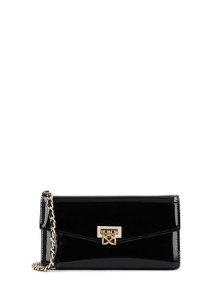 Borsa clutch in pelle verniciata nera con chiusura rettangolare color oro e tracolla a catena su sfondo bianco.