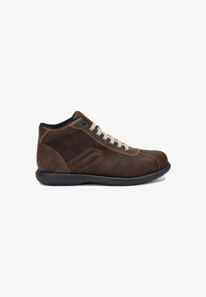 Scarpa alta in pelle marrone con una finitura liscia, suola in gomma, lacci di colore chiaro e dettagli di cucitura a contrasto.