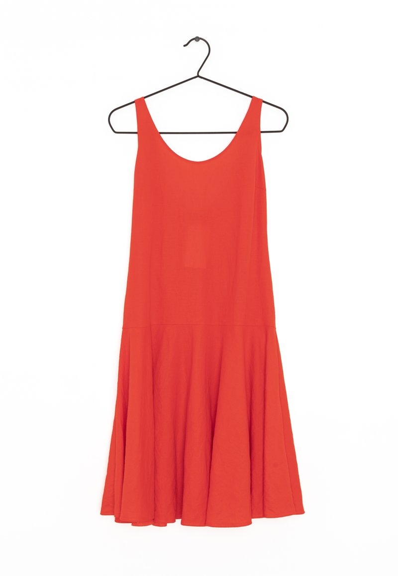 Vestido sin mangas rojo hecho de una tela suave, con un escote redondo, falda acampanada fluida y una silueta simple.