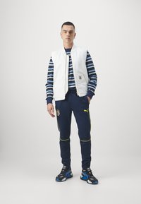 Puma FENERBAHCE ISTANBUL CASUALS PANTS - Klubové oblečení - club navy/speed yellow