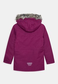 Fioletowa wodoodporna parka z kapturem wyłożonym sztucznym futrem, długimi rękawami i odblaskowym paskiem z tyłu. Teksturowana wykończenie materiału.